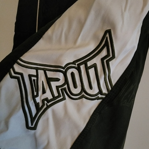TAPOUT Men's Olive Green, White and Black Fight Shorts Size Large - Picture 8 of 9
